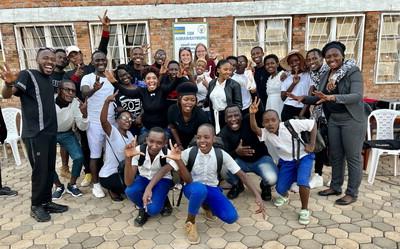 莉莉·弗里兹在一次出国留学旅行中与卢旺达的学生和老师在一起. 